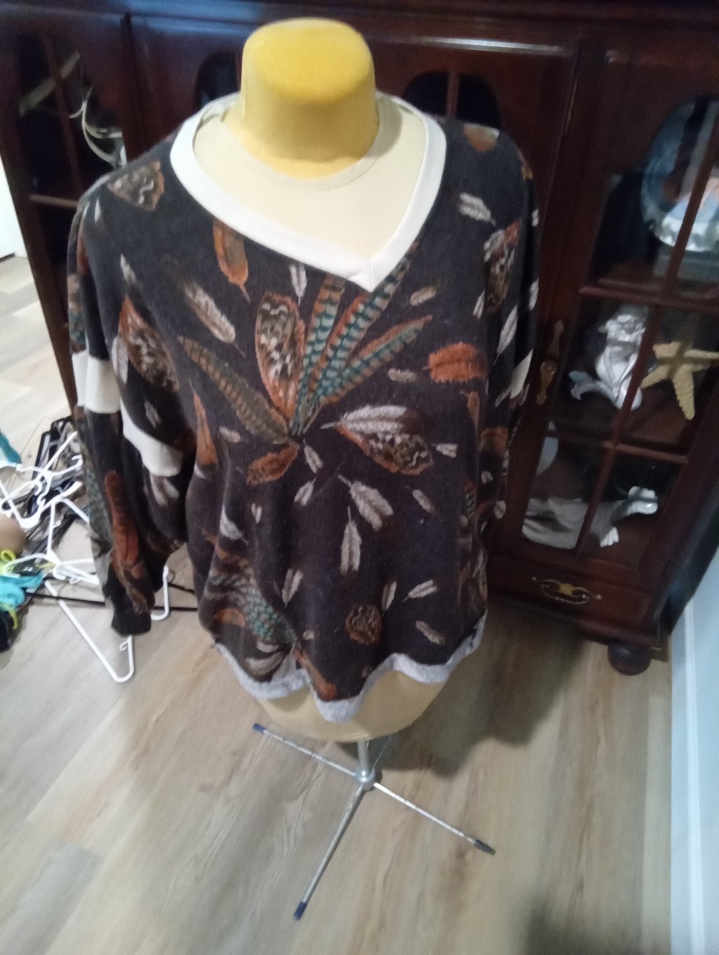Lovely J Sz 2x Beautiful Feather V-Neck Sweater Dark Brown Turquoise, Rust&Cream